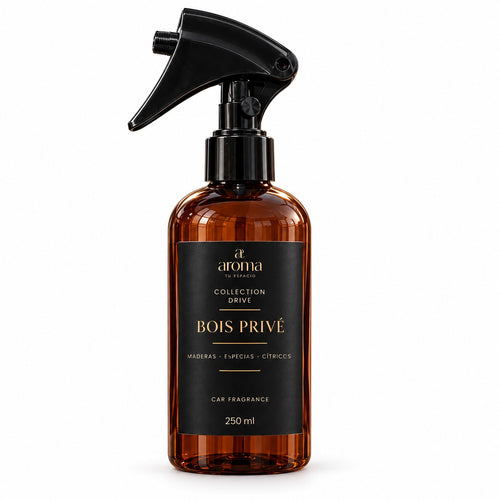 Aromatizante para auto Bois Privé de 250 ml, Collection Drive de Aroma Tu Espacio, en envase ámbar con atomizador